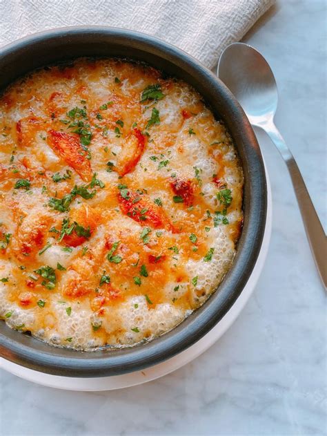 Ingredientes para chupe de centolla: centolla desmenuzada, queso rallado, pan de molde, cebolla, vino blanco, crema