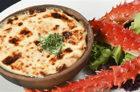 Chupe de centolla gratinado en paila de greda listo para servir