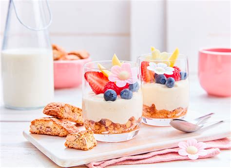 Mousse de almendras en copas decoradas con frutas