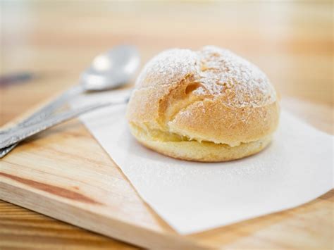 Berliner Pfannkuchen recién fritos y espolvoreados con azúcar glas
