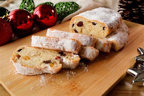 Stollen tradicional alemán con azúcar glas, cortado para mostrar el interior