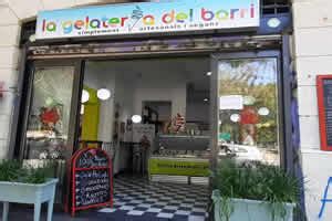 Fachada de La Gelatería del Barri, una heladería vegana en Santiago de Chile, con el Cerro Santa Lucía de fondo