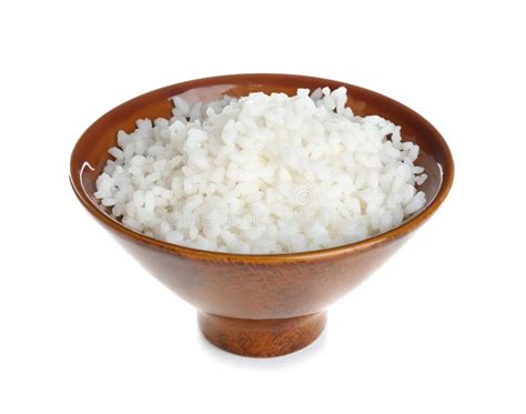 Foto de arroz blanco en un cuenco con elementos simbólicos como monedas o flores