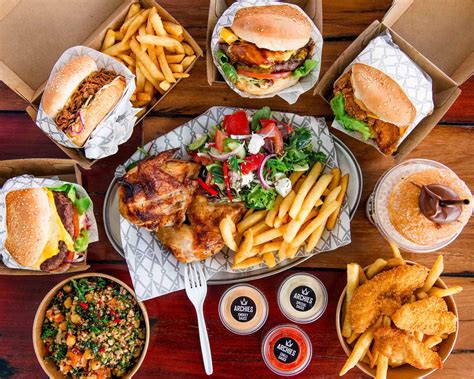 Food truck en un paisaje patagónico con hamburguesas y churrascos
