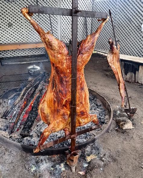 Cordero al palo cocinándose al aire libre