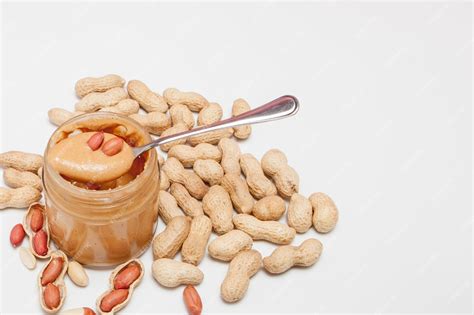 Foto de diferentes tipos de mantequilla de maní, cremosa y crujiente en tarros