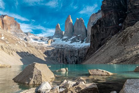 Paisaje icónico del Parque Nacional Torres del Paine con sus montañas y lagos turquesas.