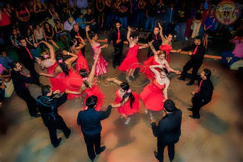 Bailarines de salsa realizando una rueda de casino en un festival al aire libre