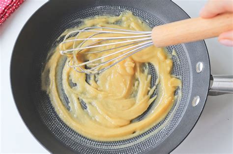 Esquema de los pasos para hacer roux: derretir grasa, añadir harina, cocinar