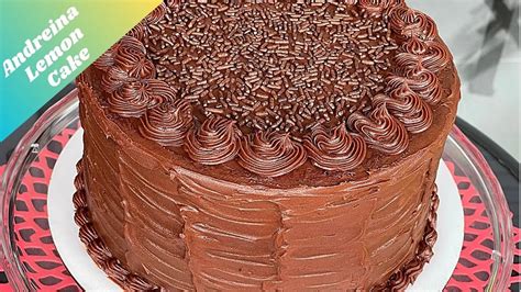 Fotografía de una tarta de chocolate cubierta con ganache y decorada