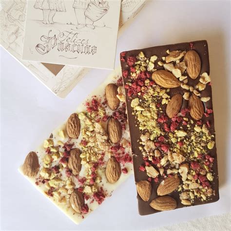 fotografía de varias tabletas de chocolate gourmet con diferentes adiciones (goji, naranja, sésamo)