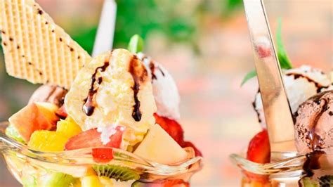 Imagen de una copa de chocolate rellena con helado y frutas variadas.
