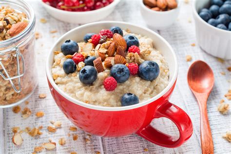Imagen de un bol de avena con leche, frutos rojos y miel, listo para consumir