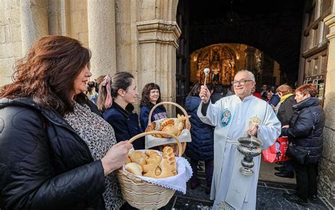 Foto de mujeres y jóvenes llevando el Pan Bendito sobre sus cabezas en una procesión