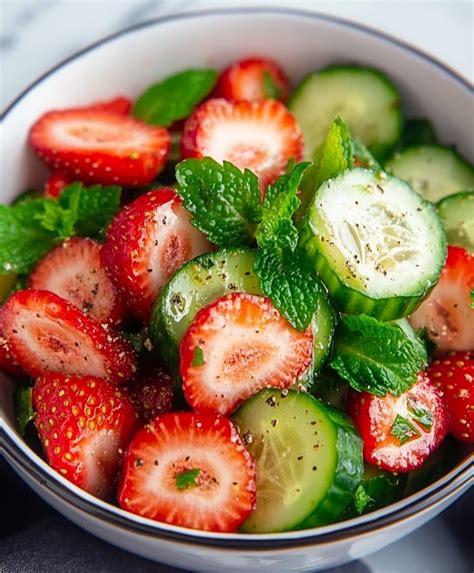 Ensalada de pepino fresca y vibrante con hierbas