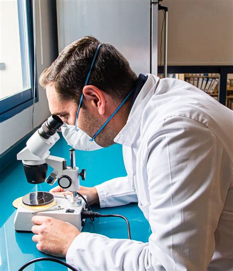 Microscopio analizando la composición de los lodos de salmón