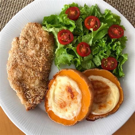Milanesa de pollo saludable acompañada de papas al horno y ensalada