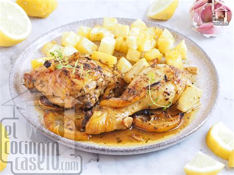 Fotografía de un plato de pollo al limón dorado y jugoso, servido con rodajas de limón y perejil picado.