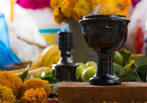Copal y granos de maíz en un altar maya