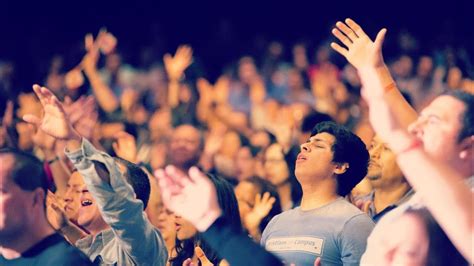 Personas adorando en un servicio de culto cristiano