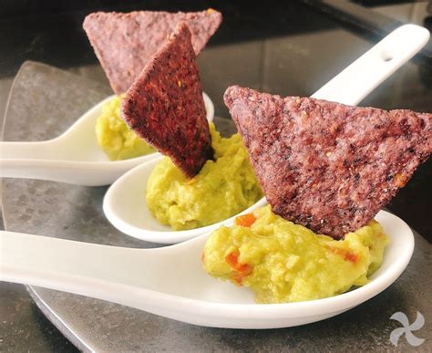 Fotografía de un guacamole fresco y vibrante con un toque de aceite de cannabis visible.