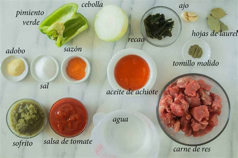 Esquema visual de los ingredientes principales: camarones, variedades de queso, aromáticos (ajo, cebolla, cilantro) y base de preparación (mantequilla o aceite).