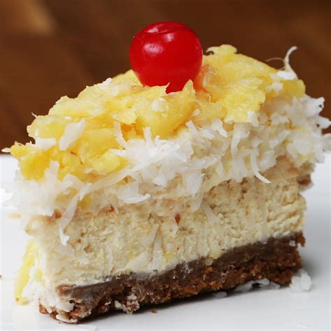 Tarta de piña colada en capas decorada con frutas y coco tostado
