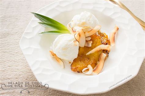 Plato de helado de coco con trozos de piña asada y mermelada