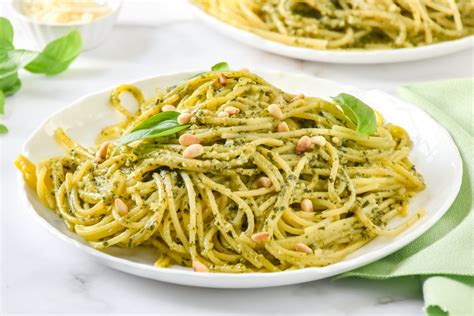 Ingredientes frescos para preparar espaguetis al pesto de perejil.
