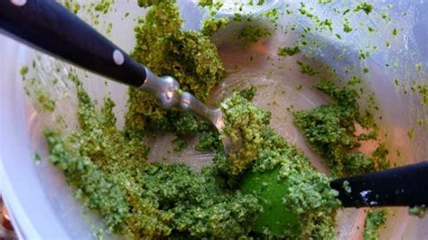 Proceso de elaboración del pesto de perejil en una batidora.