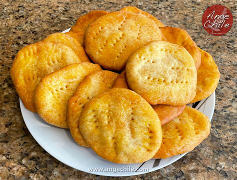 Sopaipillas recién hechas en un puesto callejero