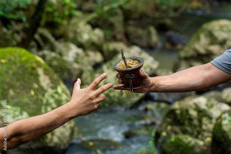 Gauchos compartiendo un mate y comida