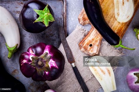 Berenjenas de diferentes formas y colores mostrando la variedad de frutos