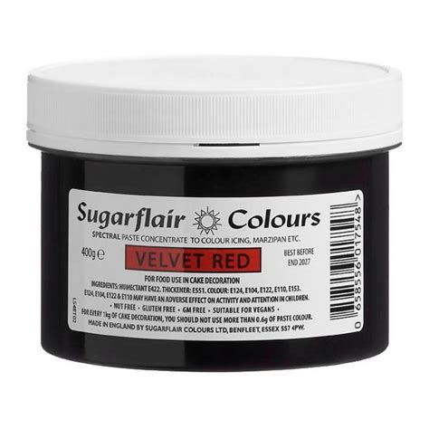 Botella de colorante rojo en pasta Sugarflair junto a ingredientes para Red Velvet.