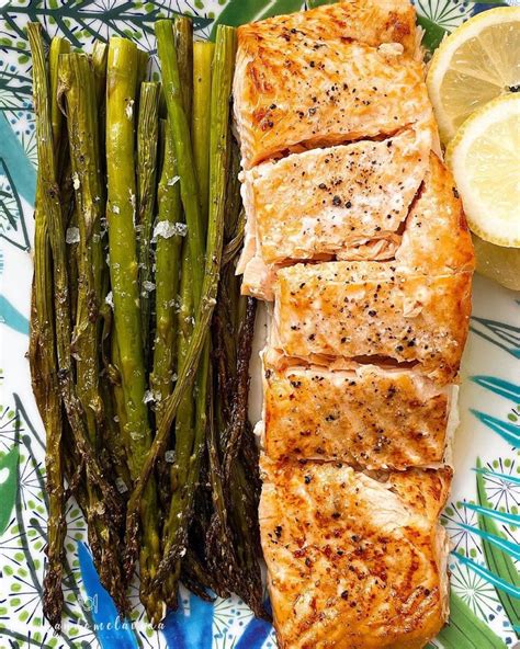 Plato de salmón al horno con espárragos, destacando los beneficios del omega-3.