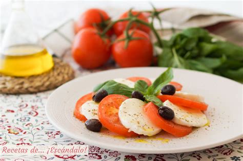 Fotografía de una ensalada Caprese con tomates frescos, mozzarella y albahaca.