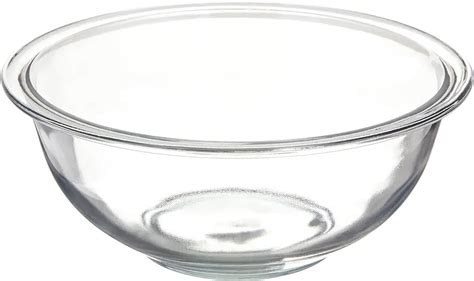 Imagen de un bol de metal limpio y seco, listo para batir claras.
