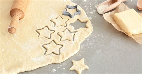 Infografía de los pasos para preparar la masa de galletas y hornearlas