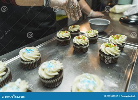 Foto de bizcochos en paleta decorados artísticamente