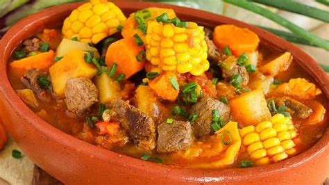 Proceso de cocción de la carbonada de mariscos en una olla, con verduras y mariscos