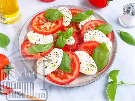 Ensalada Caprese con tomates frescos, mozzarella y hojas de albahaca