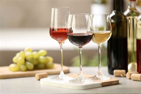 Botellas de vino tinto, blanco y rosado listas para el maridaje