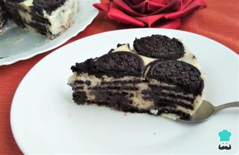Marquesa de Oreo fría, con capas de crema y galletas