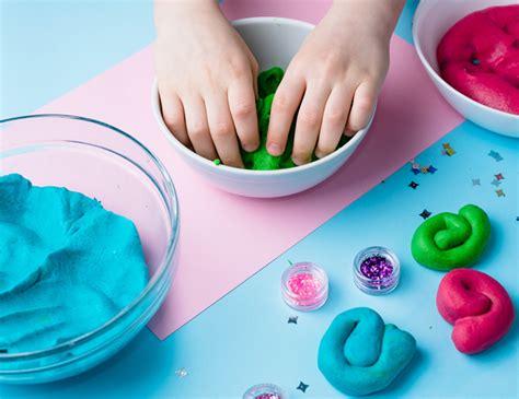 Niños jugando con plastilina casera de colores
