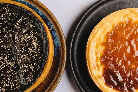 Infografía con los ingredientes clave de la pastelería árabe: miel, frutos secos, dátiles, pasta filo, agua de rosas/azahar, especias, semolina, quesos frescos.