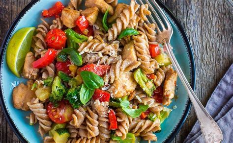Ensalada de pasta integral con salmón y verduras frescas