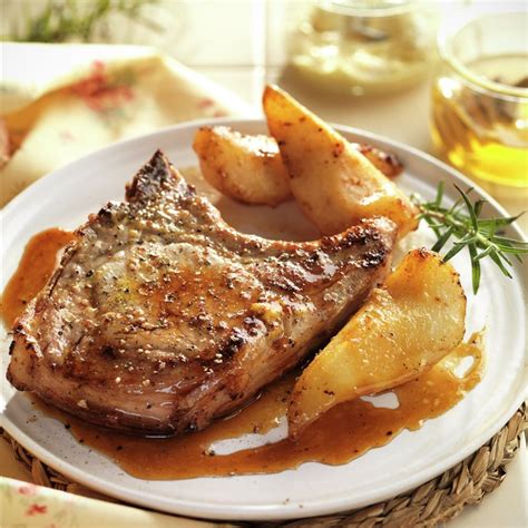 Fotografía detallada de unas chuletas de cerdo caramelizadas con rodajas de manzana
