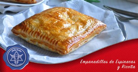 Hojaldre estirado y cortado en tiras rectangulares