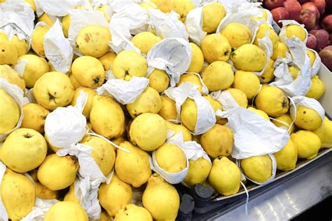 Cajas de membrillos recién cosechados, listos para la maduración
