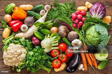 Foto de un surtido de verduras frescas, incluyendo cebollas